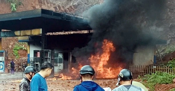 Cây xăng ở Điện Biên bốc cháy ngùn ngụt vì sạt lở