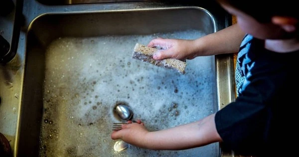 Nhận tin mật rồi đột kích một nhà máy, công an triệt phá đường dây sản xuất nước rửa bát giả, tịch thu 6.000 lít hóa chất cùng hàng loạt bồn chứa, vỏ chai