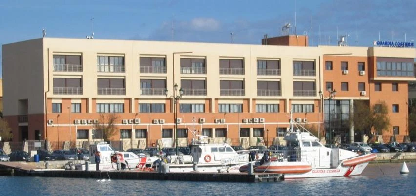 Barca in fiamme al largo di Trapani, tratti in salvo 13 turisti bolognesi