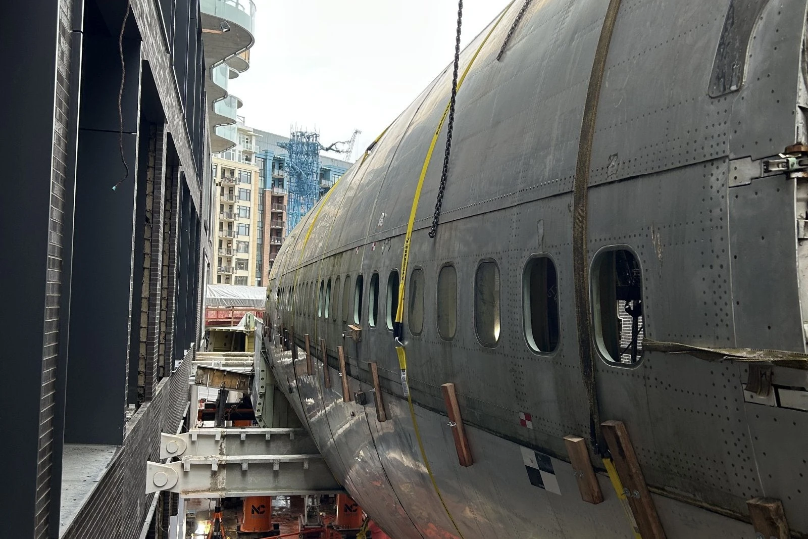 AvGeek alert: There's a 747-fuselage suspended between 2 Seattle high rises