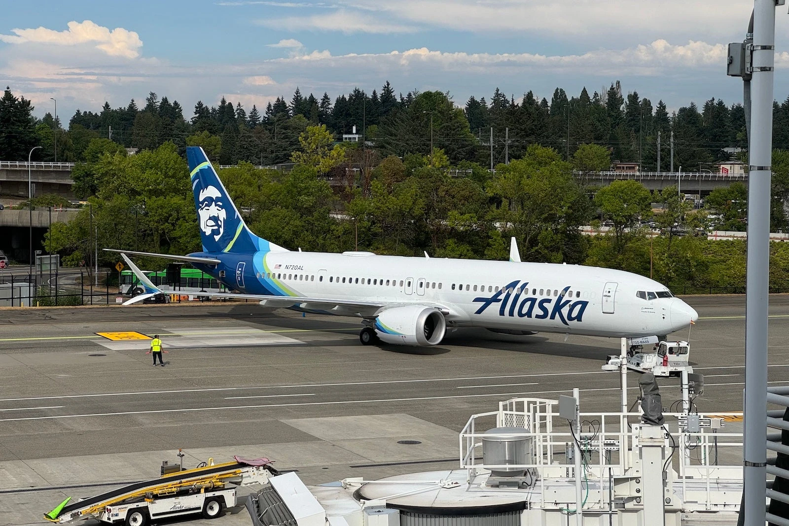 Alaska Airlines to outfit entire fleet with fast, free Starlink Wi-Fi service