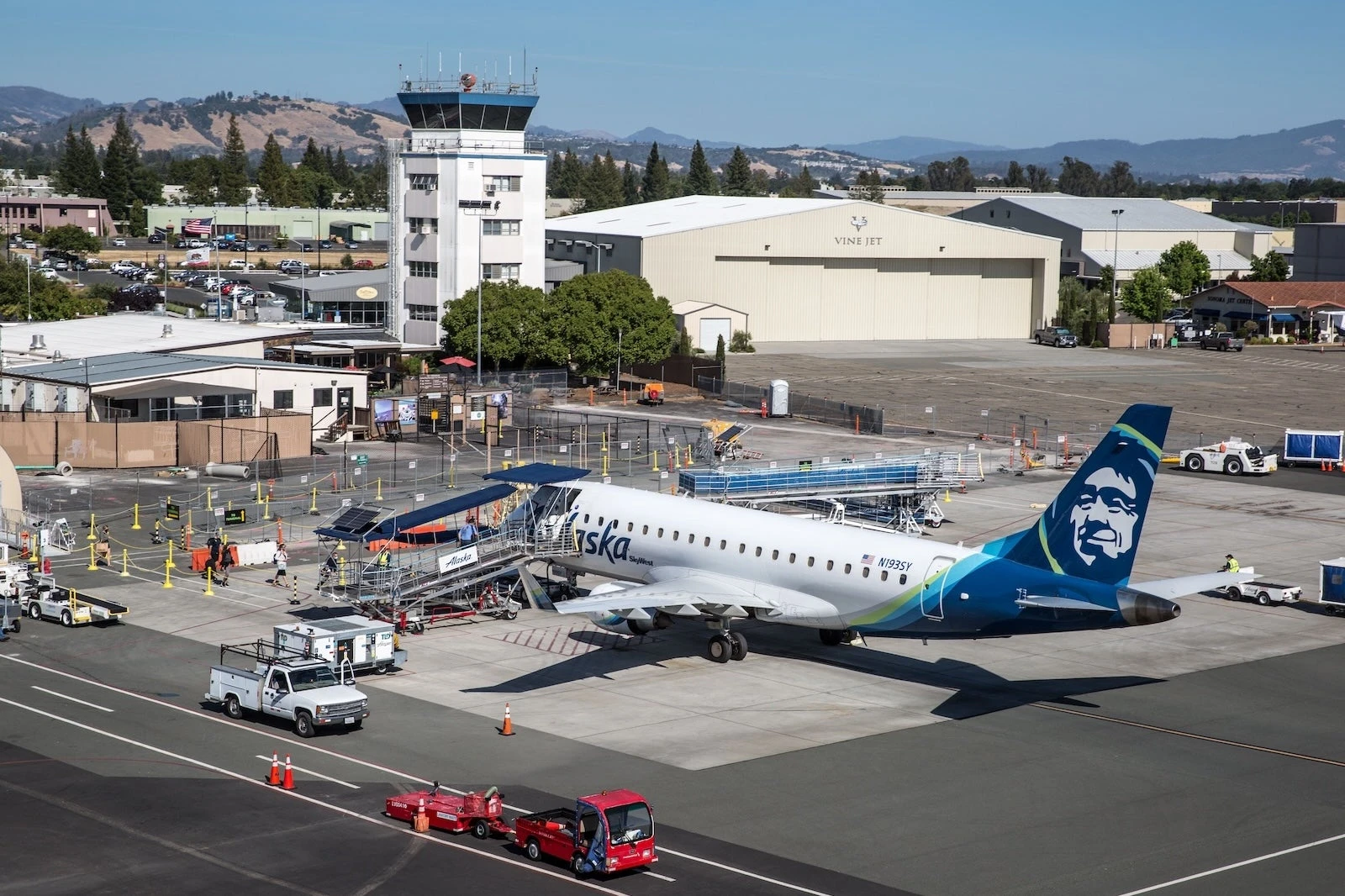 Wine country turf war? Alaska Airlines adds 3 Sonoma routes, returns to Long Beach