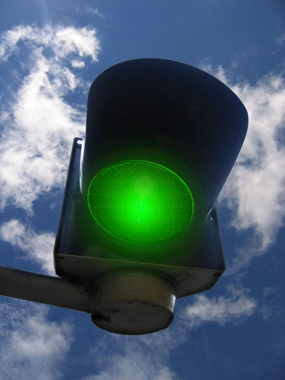Proven Bitcoin Momentum Indicator Flashes Green, Supporting Analyst $140K-$200K Price Predictions