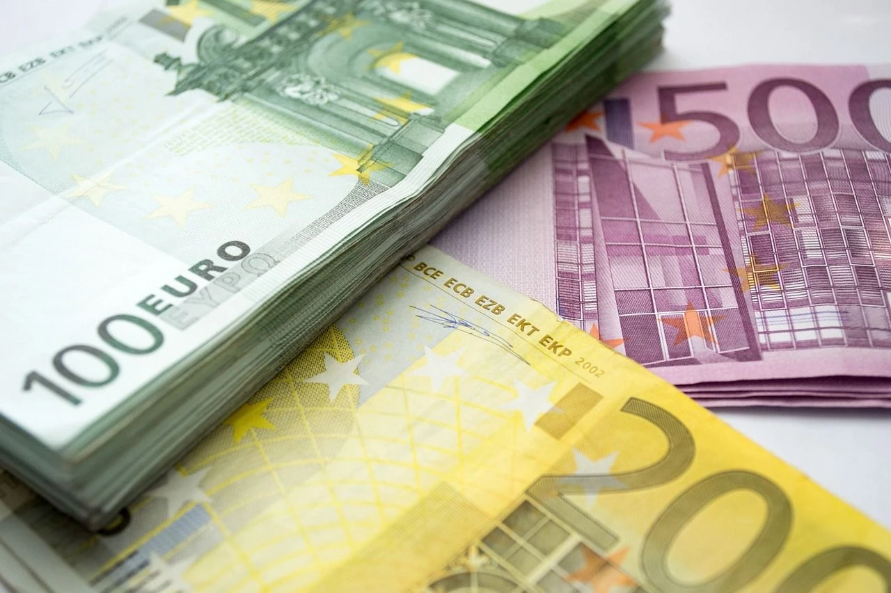 Market Cap of Euro Stablecoins Surges to Nearly $500M as EUR/USD Rivals Bitcoin's H1 Gains