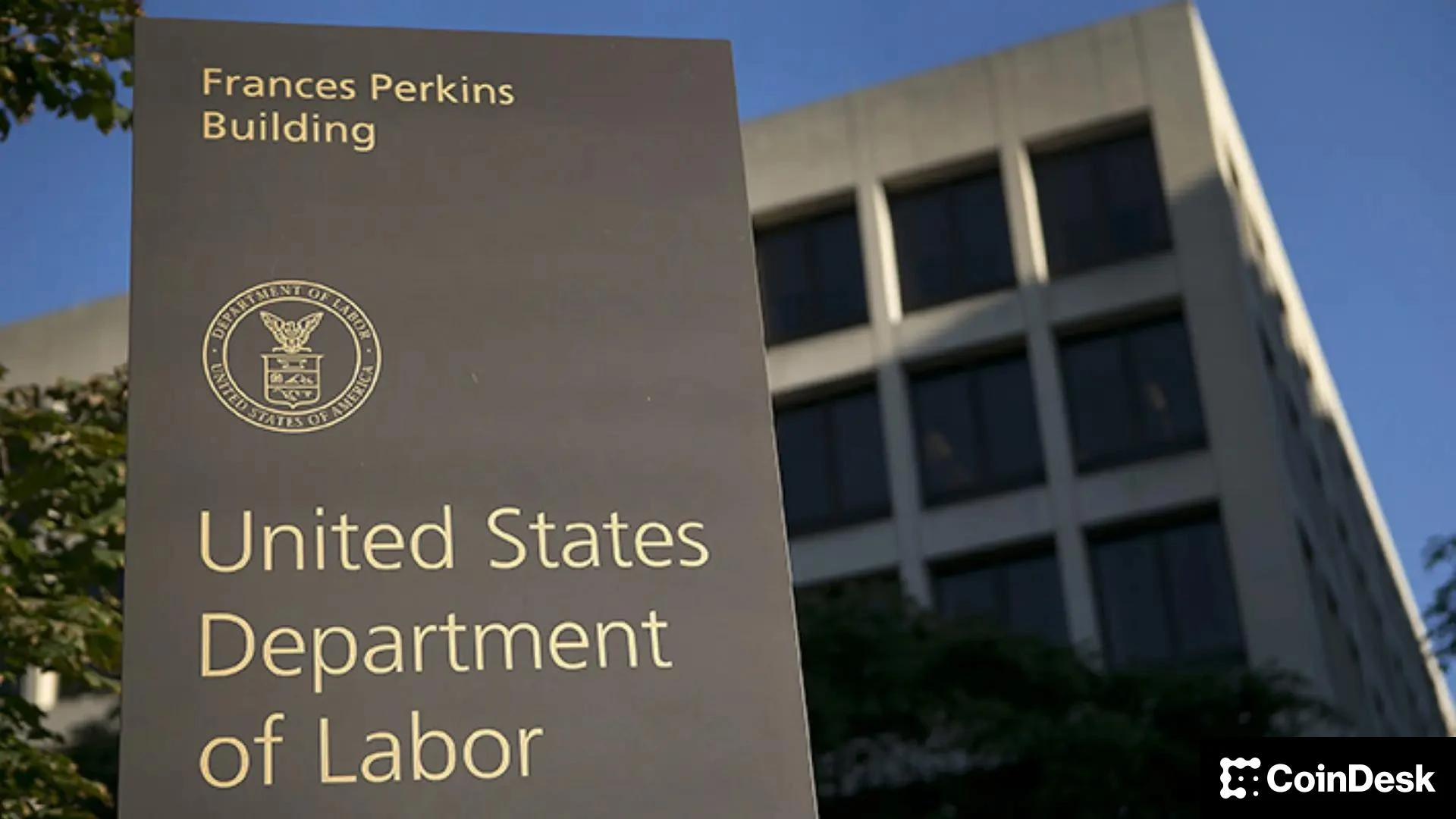 BTC, Gold Jump as Shutdown Delays Data, Fuels Rate-Cut Bets: Crypto Daybook Americas