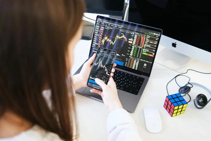 Bitcoin underperforms risk assets as record 9th day of ETF outflows signal waning demand