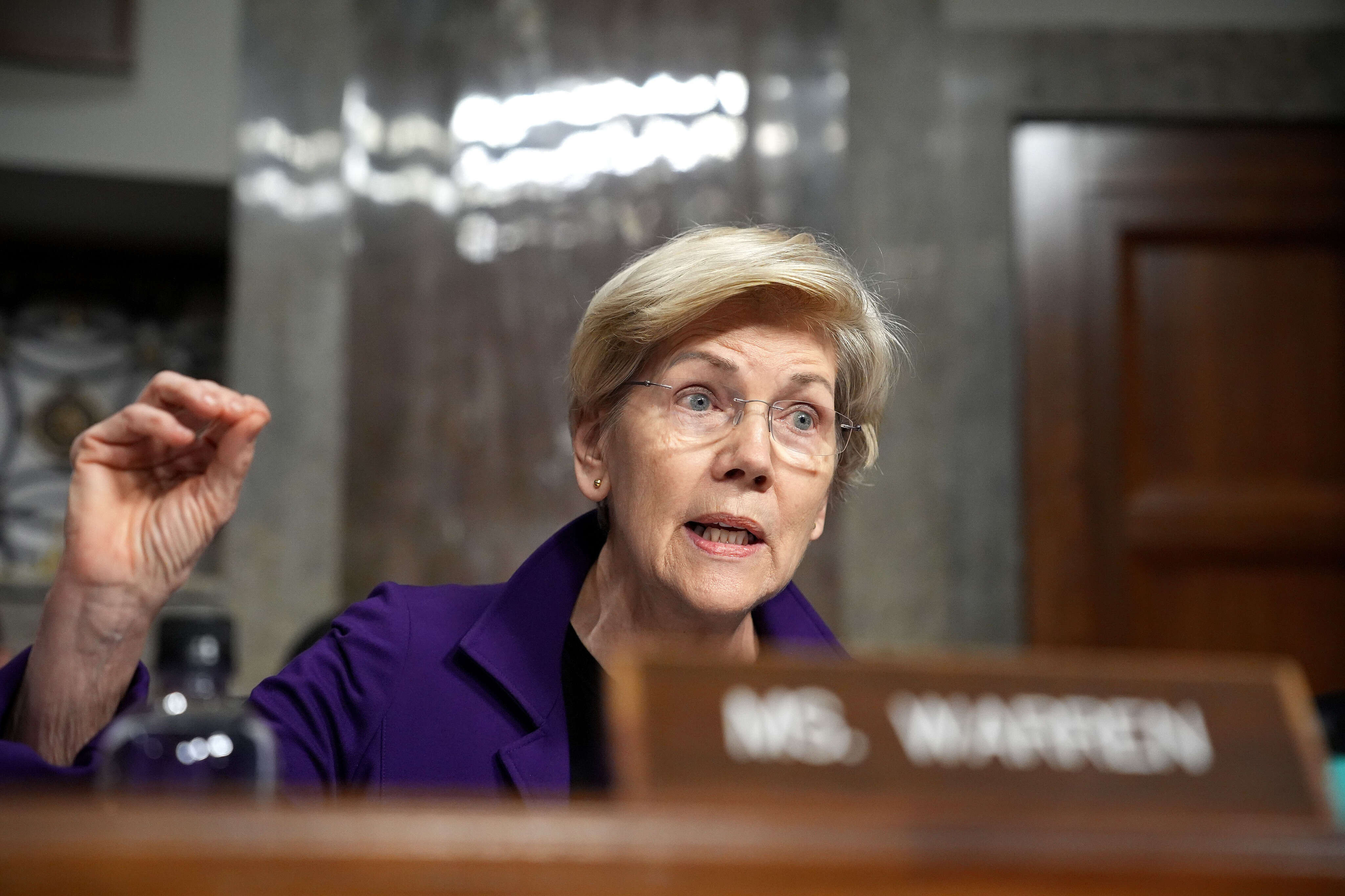 Crypto Critic Elizabeth Warren Probes Trump's Meme Coin Venture