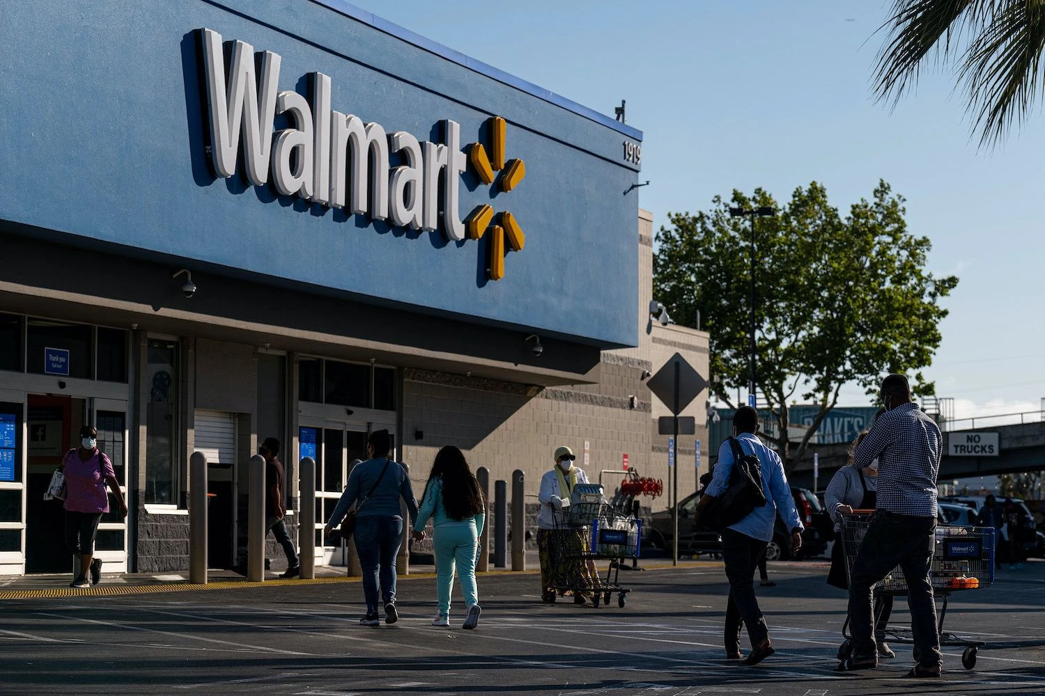 Walmart, Amazon Mull Dollar-Pegged Stablecoins in the U.S.: WSJ