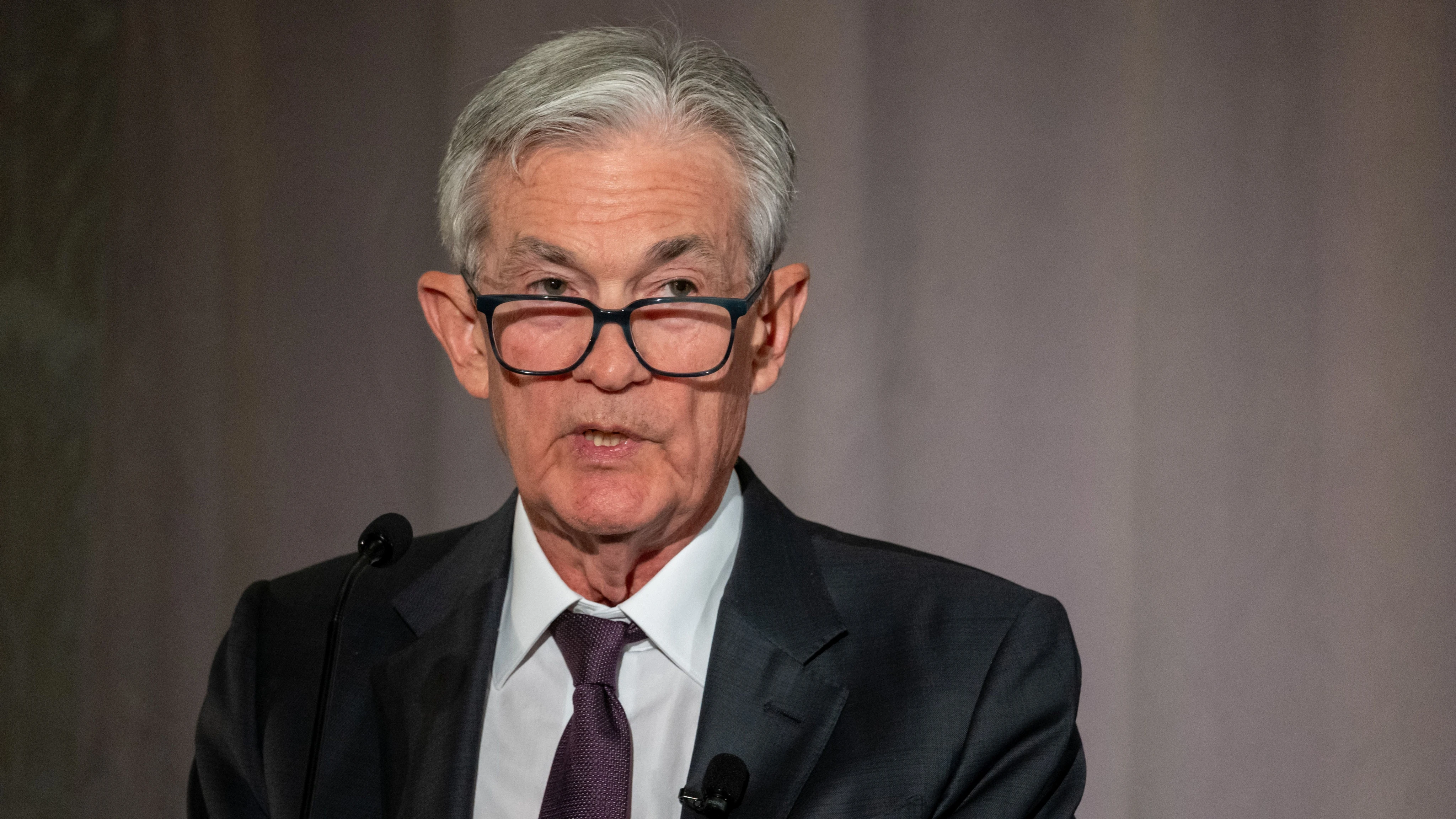 Bitcoin Hovers at $113K; Solana and Dogecoin Lead Gains Ahead of Powell’s Jackson Hole Speech