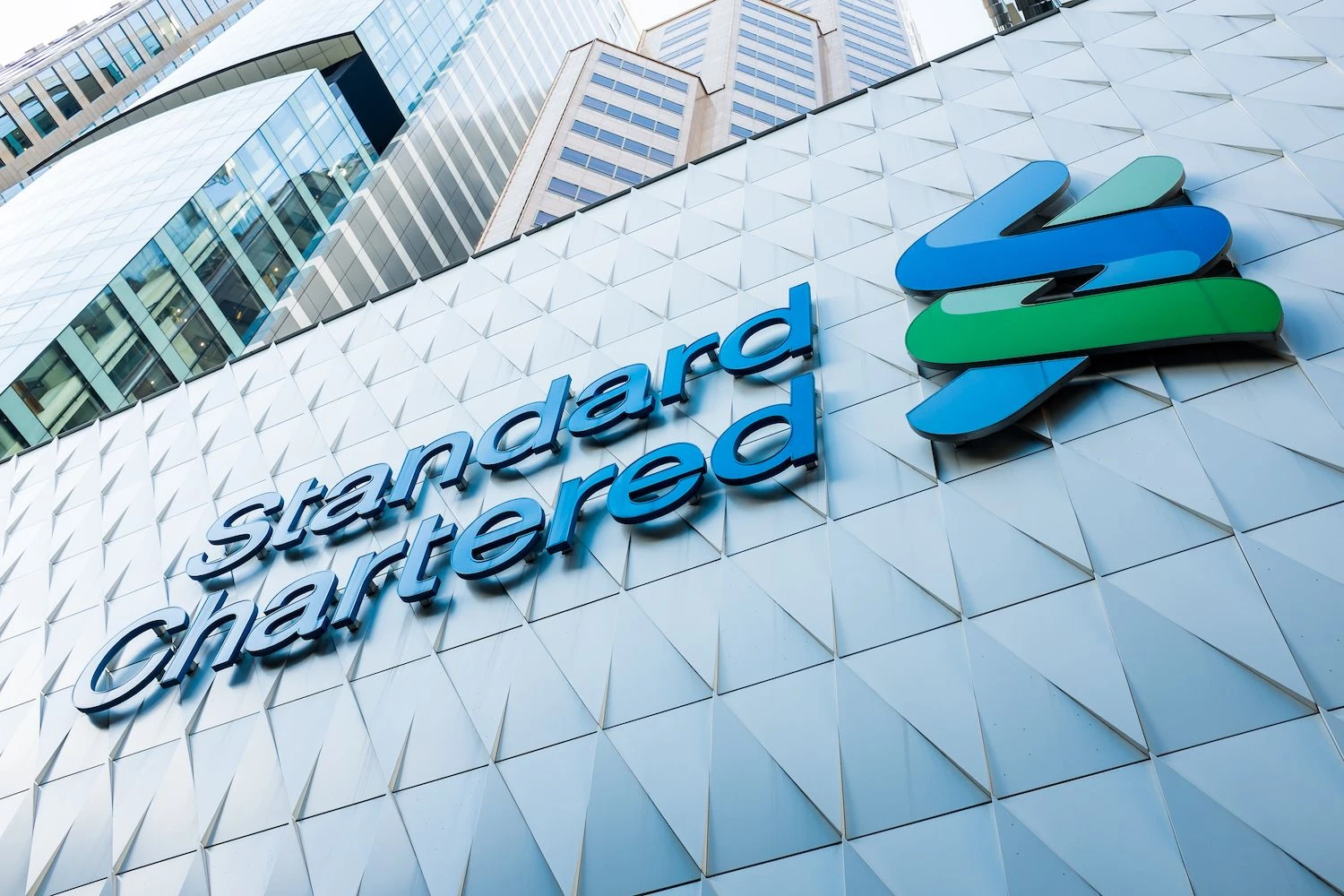 Standard Chartered Says It’s the First Global Bank to Offer Spot Bitcoin, Ether Trading 