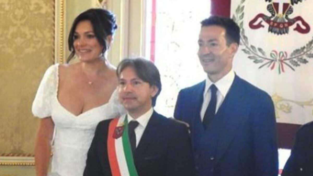 Alena Seredova sposa Alessandro Nasi: abito bianco con spacco e scollatura per il matrimonio