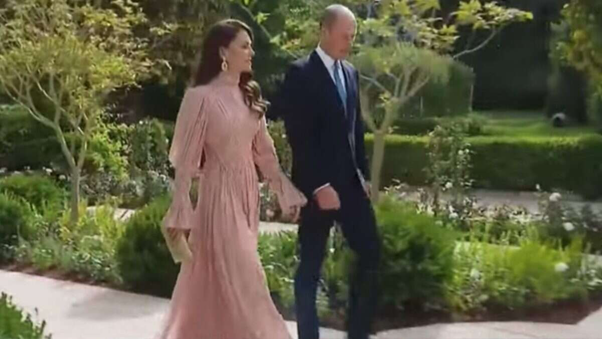 Kate Middleton in Giordania: il matrimonio dell’erede al trono Hussein è in abito rosa ricamato