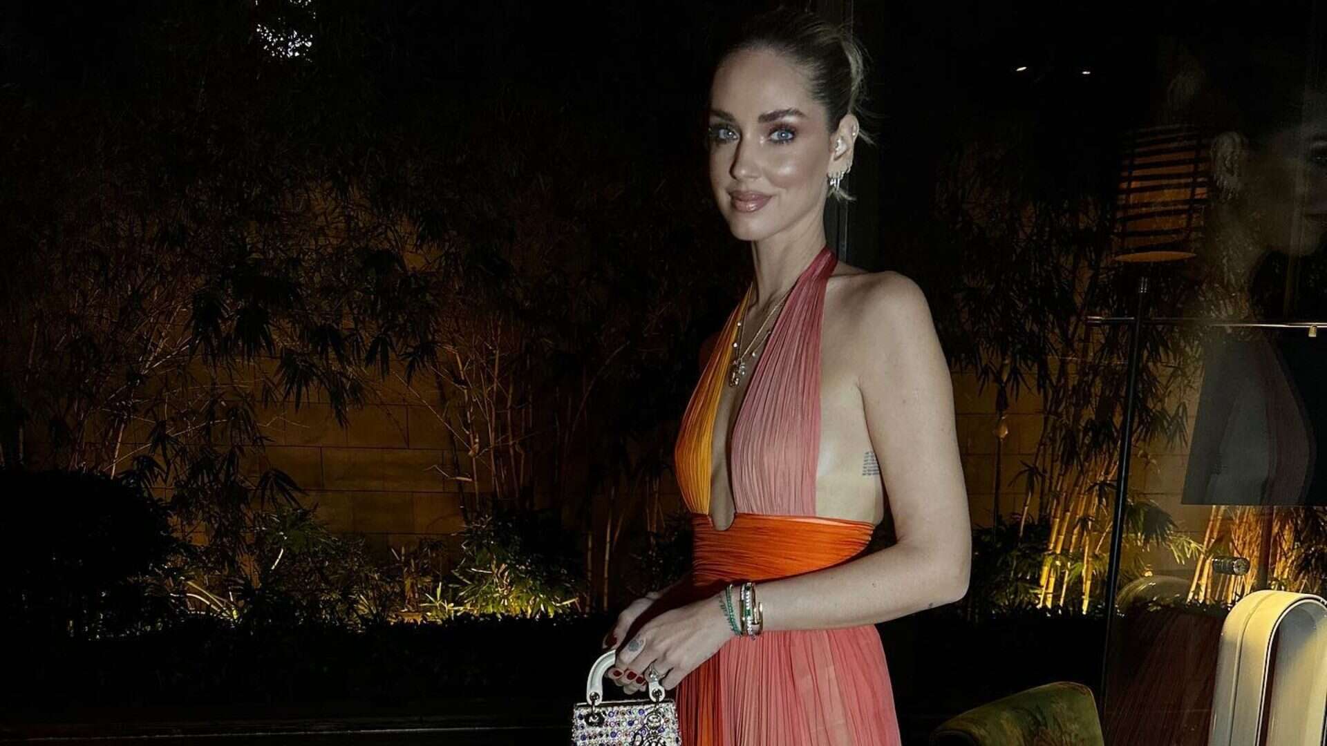 Chiara Ferragni a Delhi è una dea multicolor: abbina l’abito da sera alla micro borsa da 6mila euro