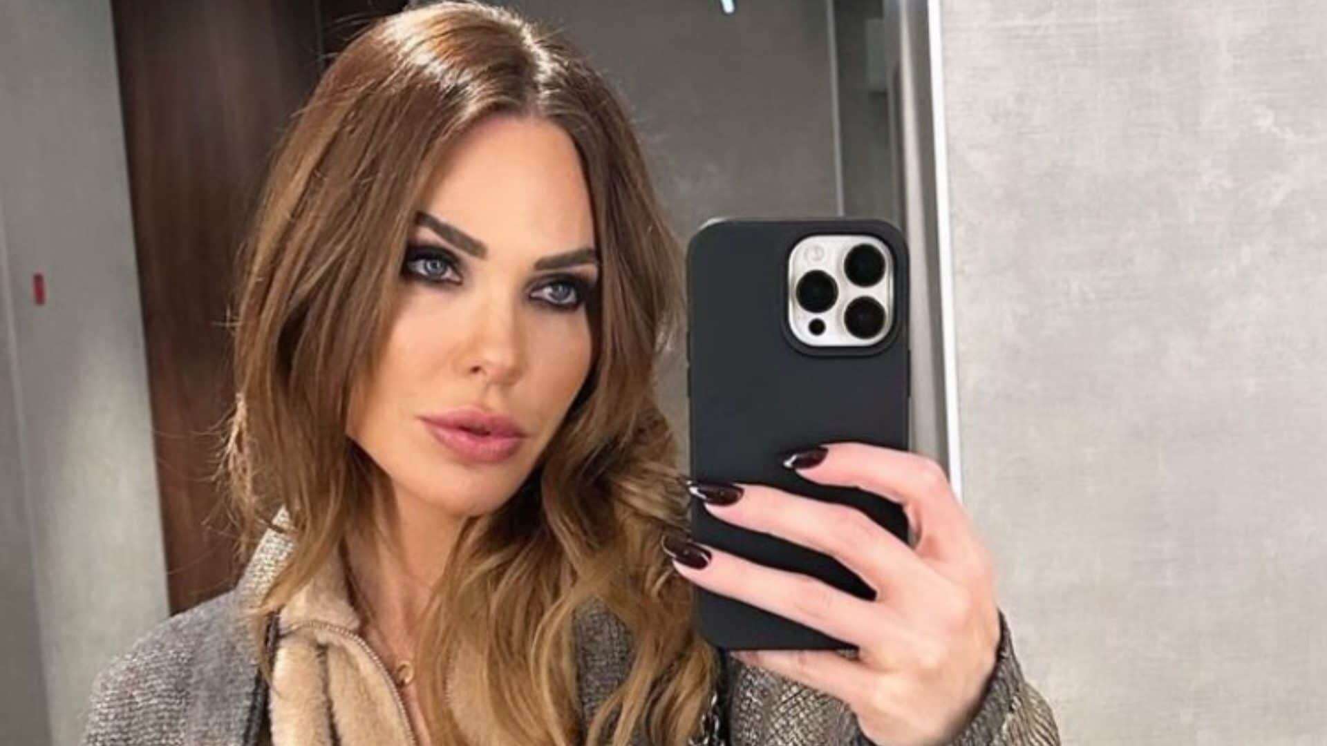 Ilary Blasi in partenza punta sulla comodità: per viaggiare indossa la tuta “orsetto”