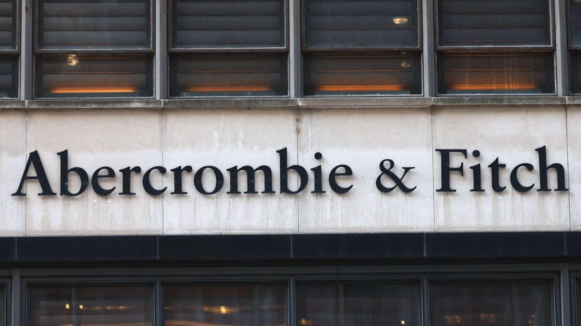 Nuovo scandalo per Abercrombie: l’ex amministratore delegato accusato di traffici sessuali