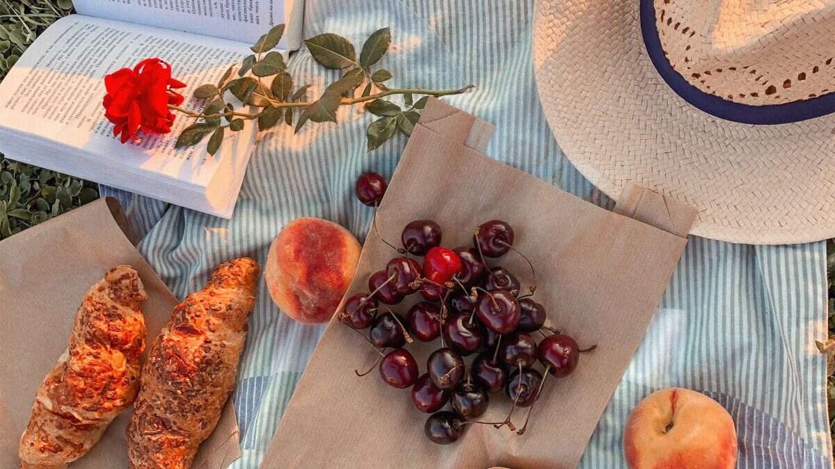 Dove fare un picnic in città: i luoghi più belli per rilassarsi tra giardini, parchi e frutteti