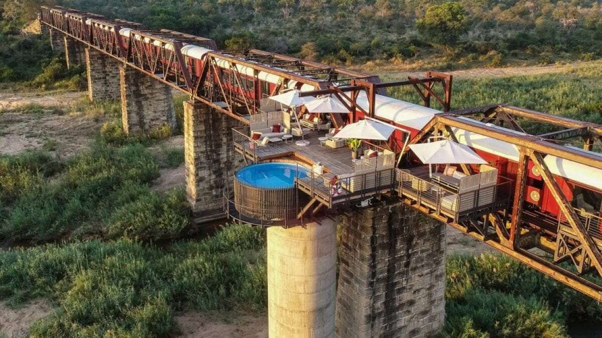 Dormire a bordo di un treno su un ponte: gli alloggi con piscina sono sospesi sul fiume