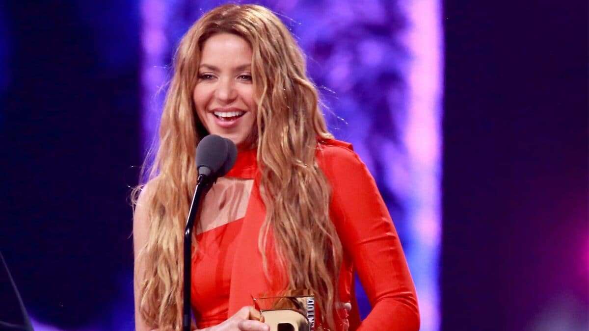 Shakira col mini dress asimmetrico: il look monocolore è rosso dalla testa ai piedi