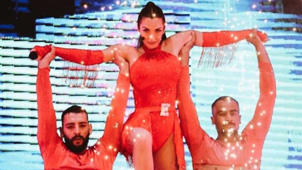 Elettra Lamborghini, look rosso fuoco con iniziale: inaugura il tour in body e calze a rete