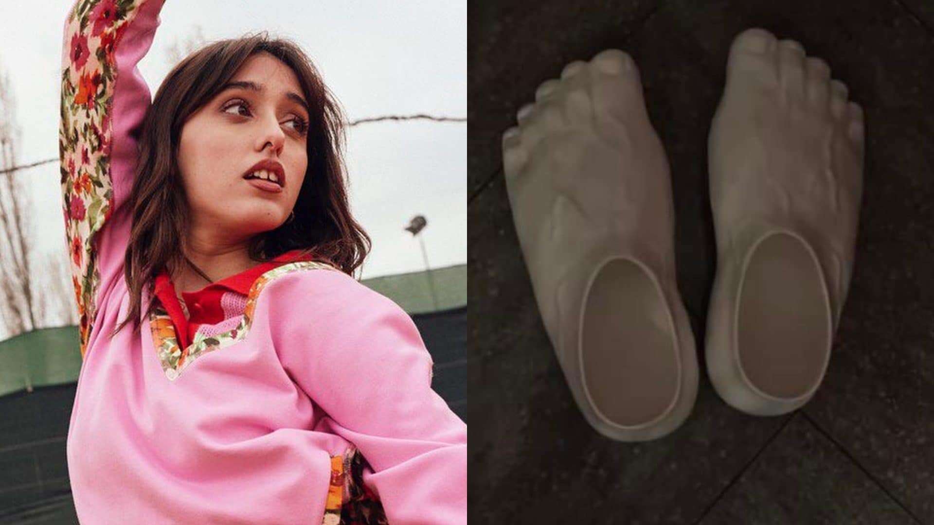 Giulia Stabile con le pantofole a forma di piedi: quanto costano le scarpe scultura