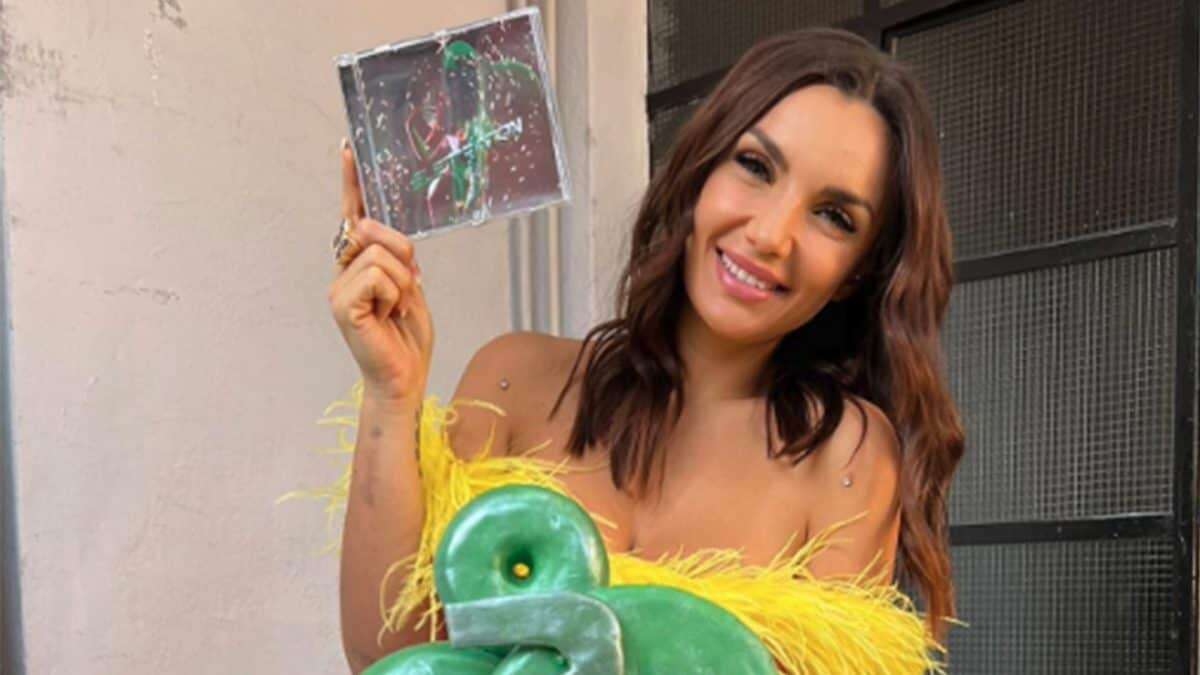 Elettra Lamborghini festeggia con l’abito di piume il compleanno (e l’uscita del nuovo album)