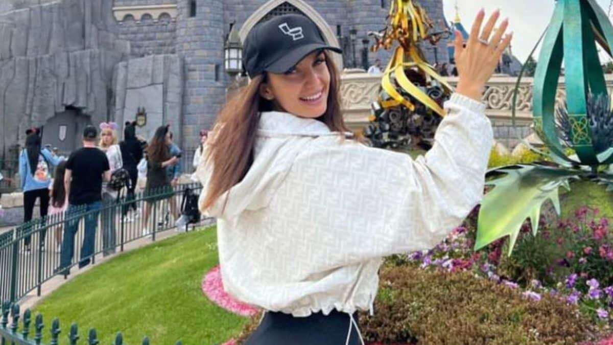 Elettra Lamborghini a Disneyland Paris è casual col k-way griffato: cosa c’è stampato sul suo cappello