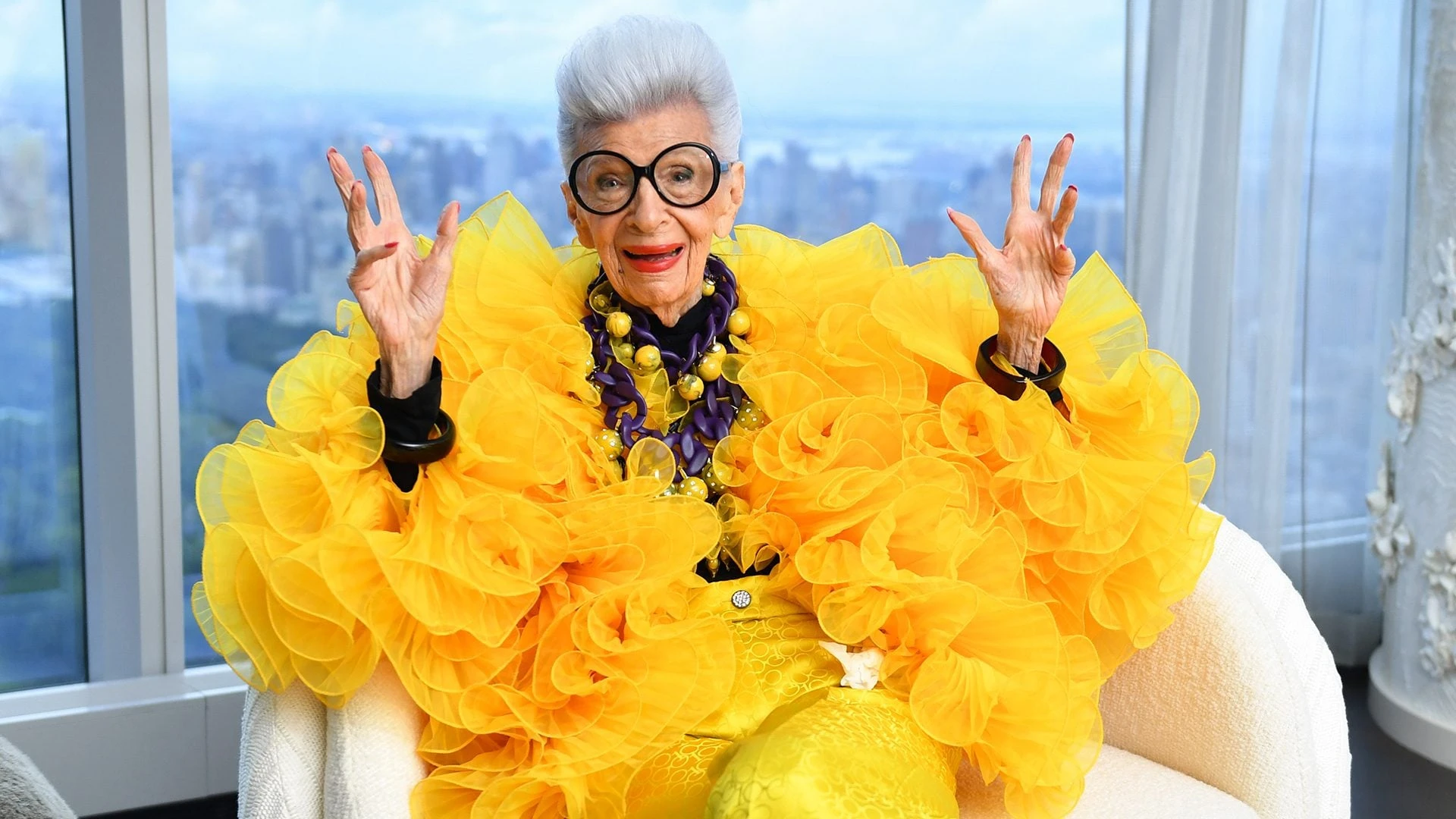 È morta Iris Apfel, icona di stile ultra centenaria: la gioia della moda non conosce età