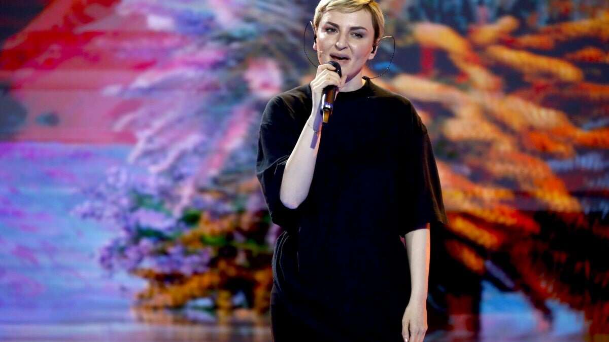 Arisa alla semifinale di Amici 2023 in black&white presenta il nuovo singolo Non vado via