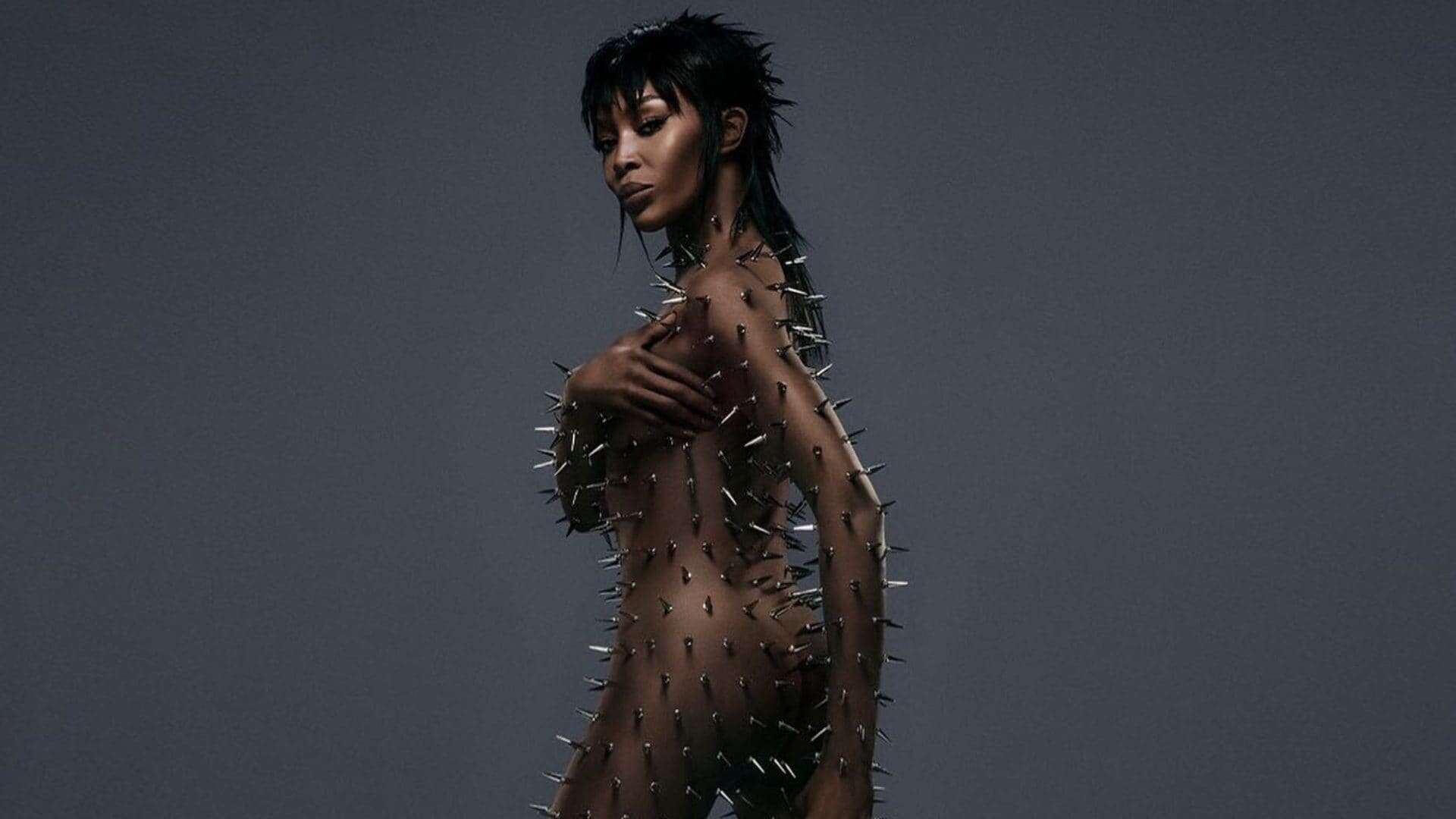 Naomi Campbell nuda coperta di spine: la trasformazione rock col mullet cut