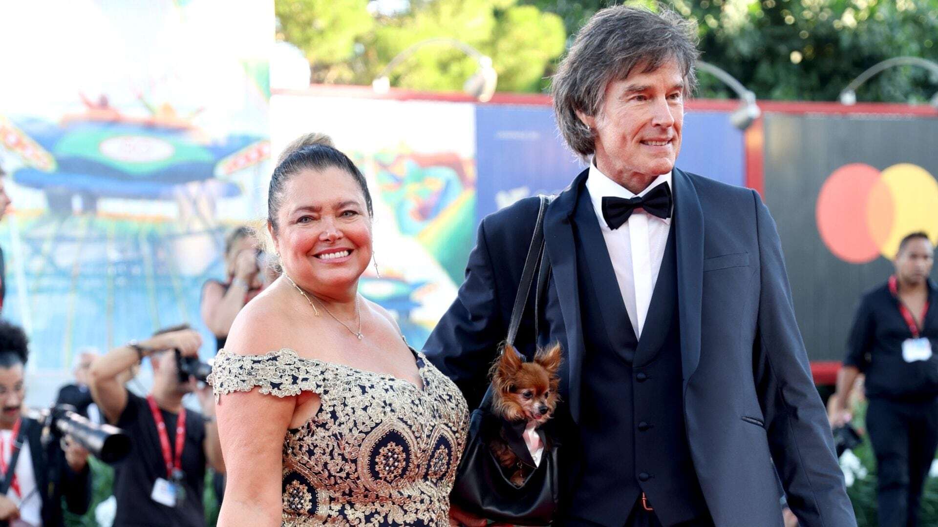 Ronn Moss arriva Venezia: Ridge Forrester di Beautiful sfila con la moglie (e il cane nella borsa)