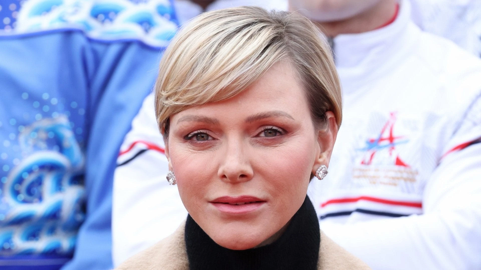 Charlene di Monaco cambia stile: addio look monocromatici, ora indossa la mantella “geometrica”