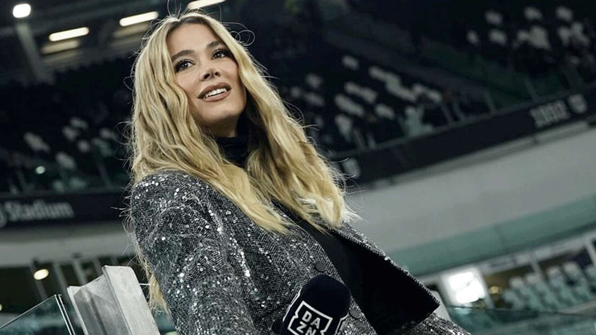 Diletta Leotta brilla in campo: allo stadio con una giacca di paillettes