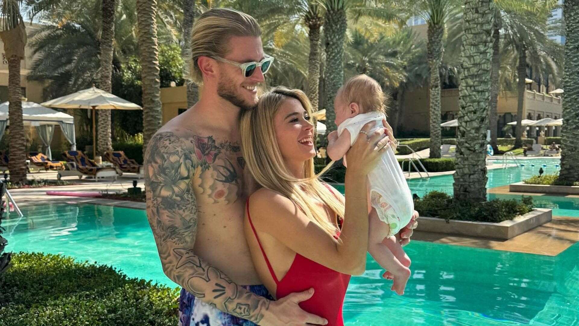 Diletta Leotta a Dubai con Aria e Loris Karius: ricicla il costume rosso della gravidanza