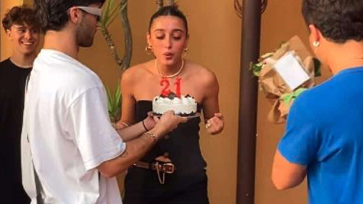 Giulia Stabile festeggia 21 anni: spegne le candeline col top strapless che lascia le spalle nude