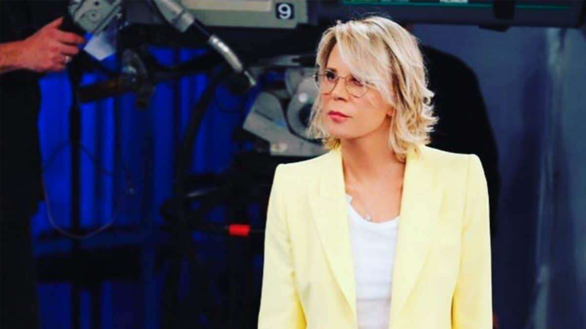 Maria De Filippi al matrimonio di Annalisa col tailleur giallo (e gli occhiali da sole in tinta)