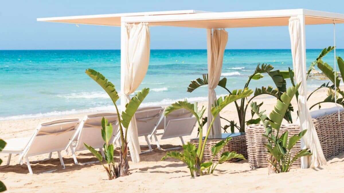 Dove si trova la spiaggia più costosa d’Italia: mille euro per un gazebo in riva al mare