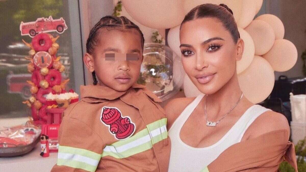 Kim Kardashian, la festa per i 4 anni di Psalm è a tema pompieri: mamma e figlio vestono coordinati