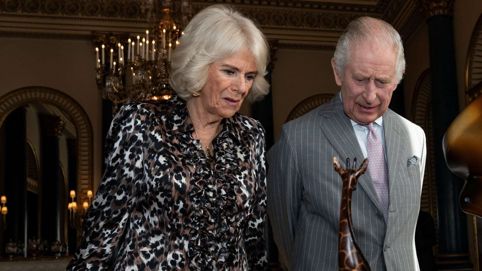 La regina Camilla dice addio al bon-ton: perché ha indossato un abito leopardato a Buckingham Palace