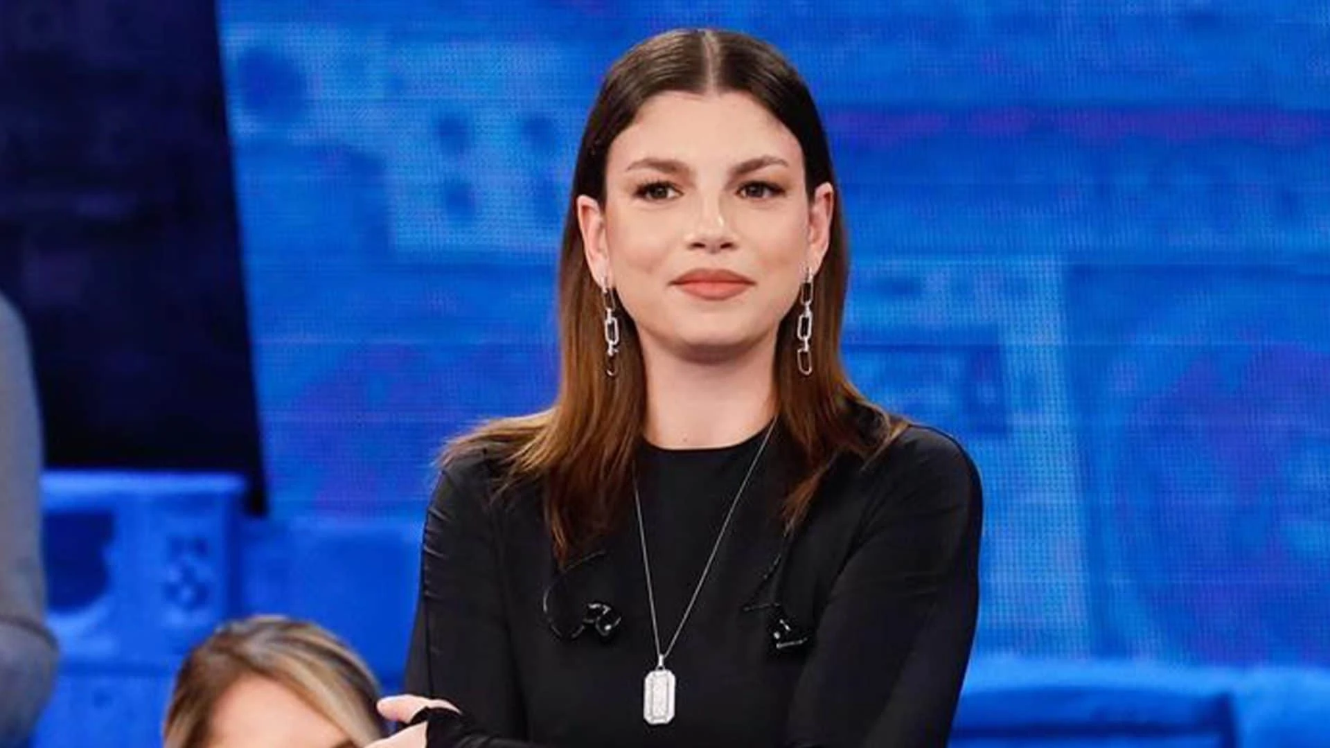 Emma ad Amici 23 canta Apnea con look total black e stivali in pelle