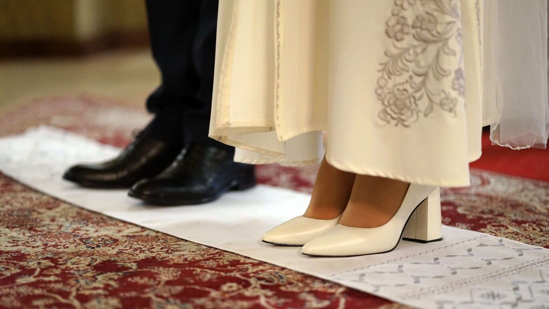 Addio tacchi a spillo per il matrimonio: le scarpe da sposa comode sono le più trendy del 2024