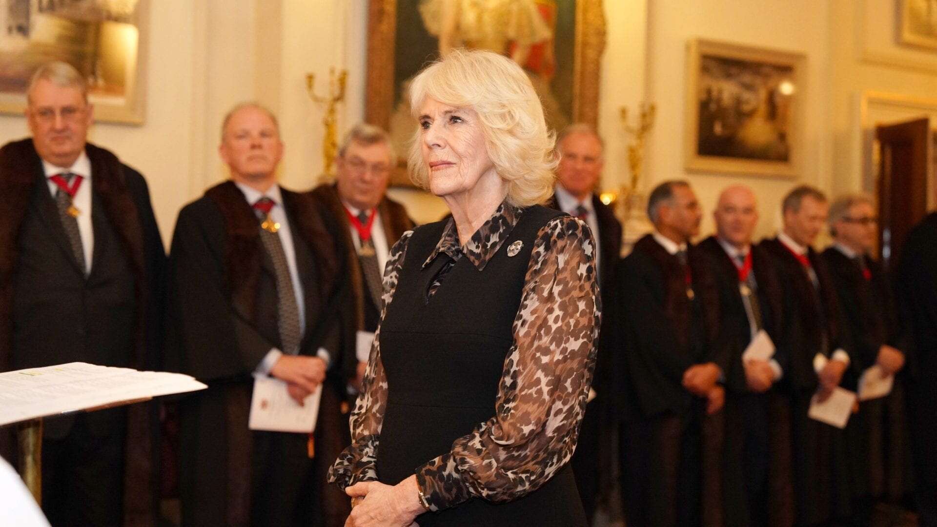 Camilla è una regina glamour con la camicia animalier: il look nasconde un omaggio alla corona