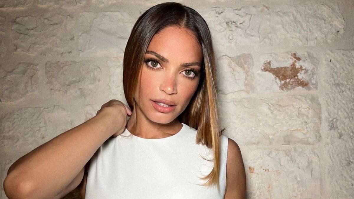 Elodie in Puglia “va in bianco”: per il concerto privato sceglie l’abito con schiena e fianchi nudi