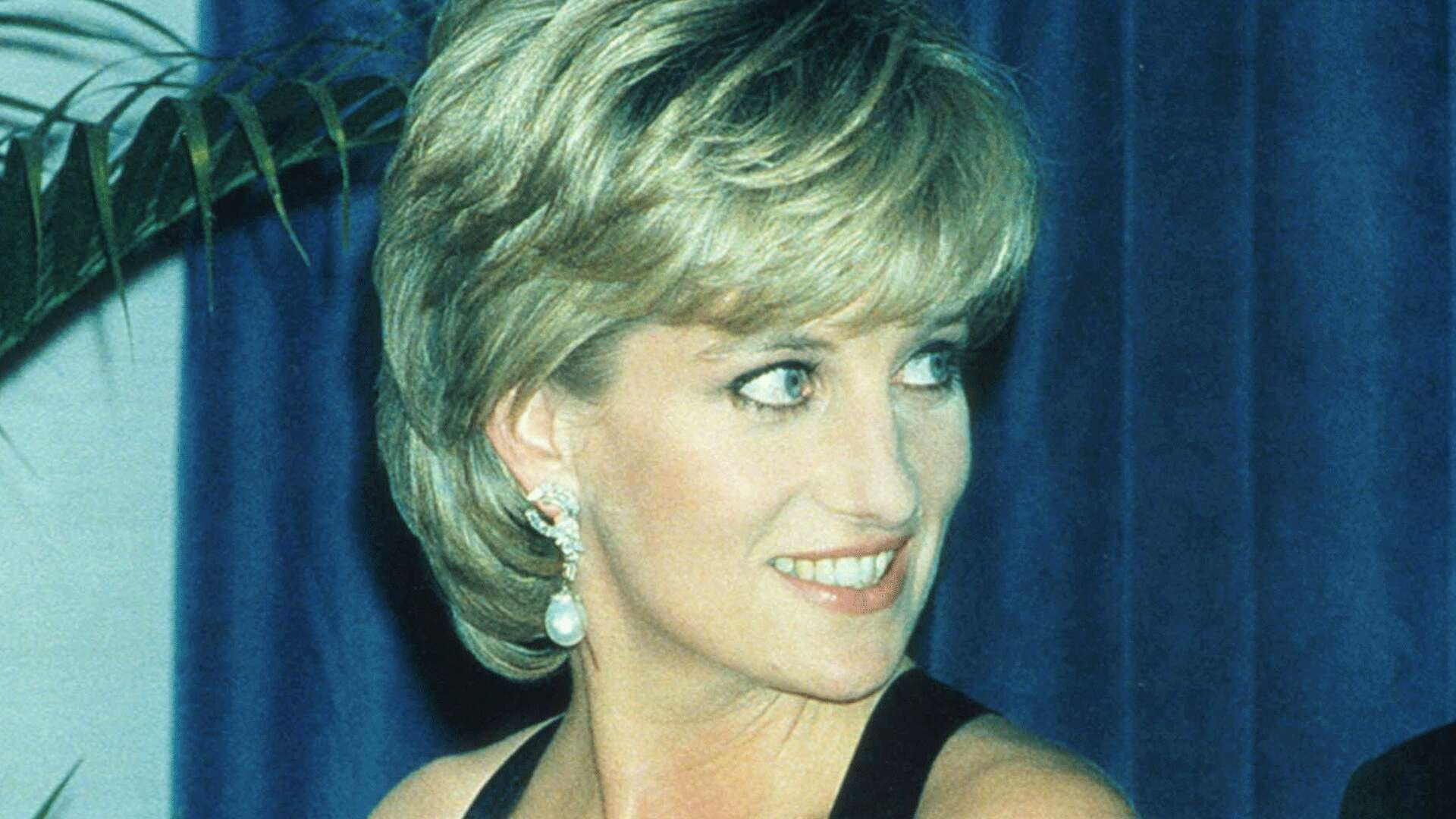 Lady Diana torna in copertina: la foto mai vista ritrae la principessa con le spalle nude