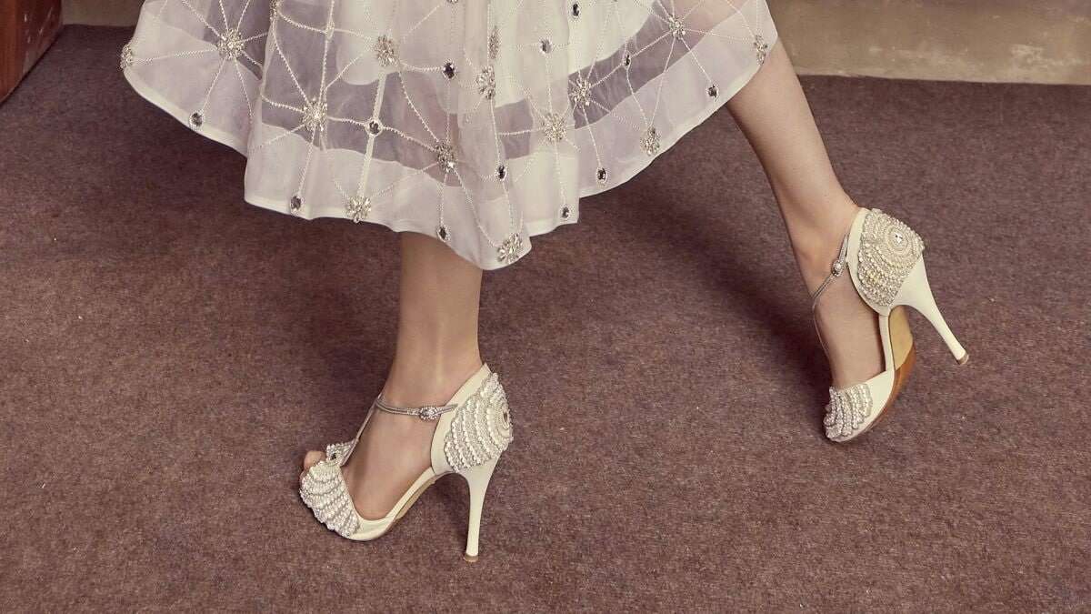 Tendenze scarpe sposa: dai sandali bianchi ai tacchi bassi, i modelli da scegliere per il matrimonio