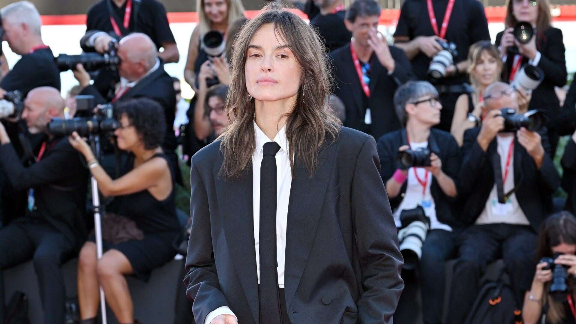 Venezia 2023, Kasia Smutniak sfila in giacca e cravatta: il power suit da avere è con la gonna lunga