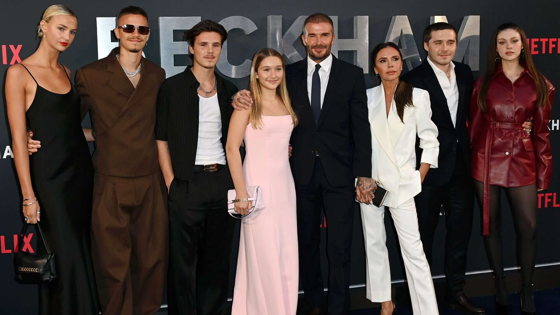 La famiglia Beckham sul red carpet: i look eleganti per la docuserie su papà David