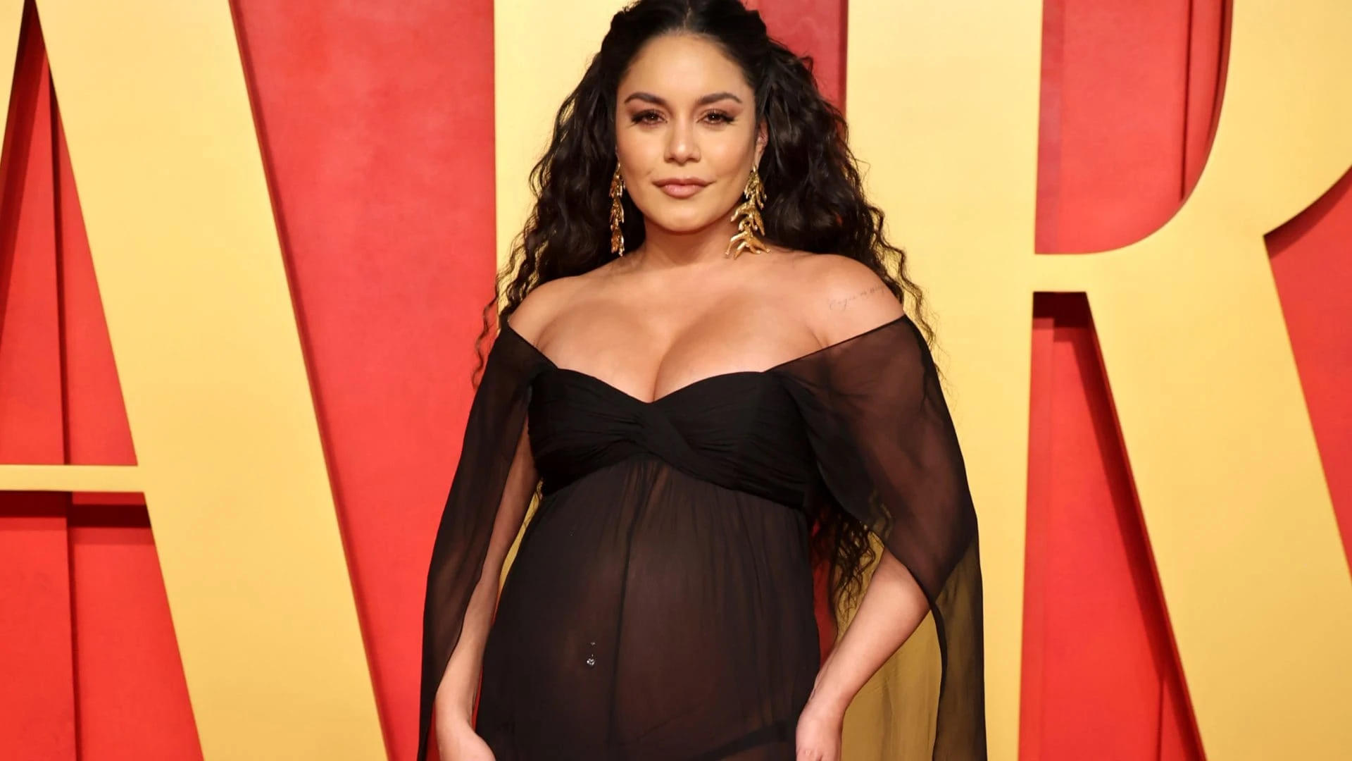 Vanessa Hudgens annuncia la gravidanza agli Oscar: mostra la pancia in abito trasparente