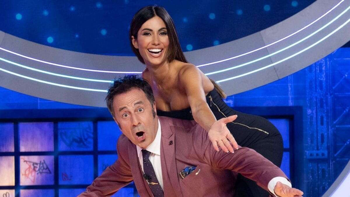 Federica Nargi è dark al GialappaShow: diventa conduttrice tra minidress e tute stringate