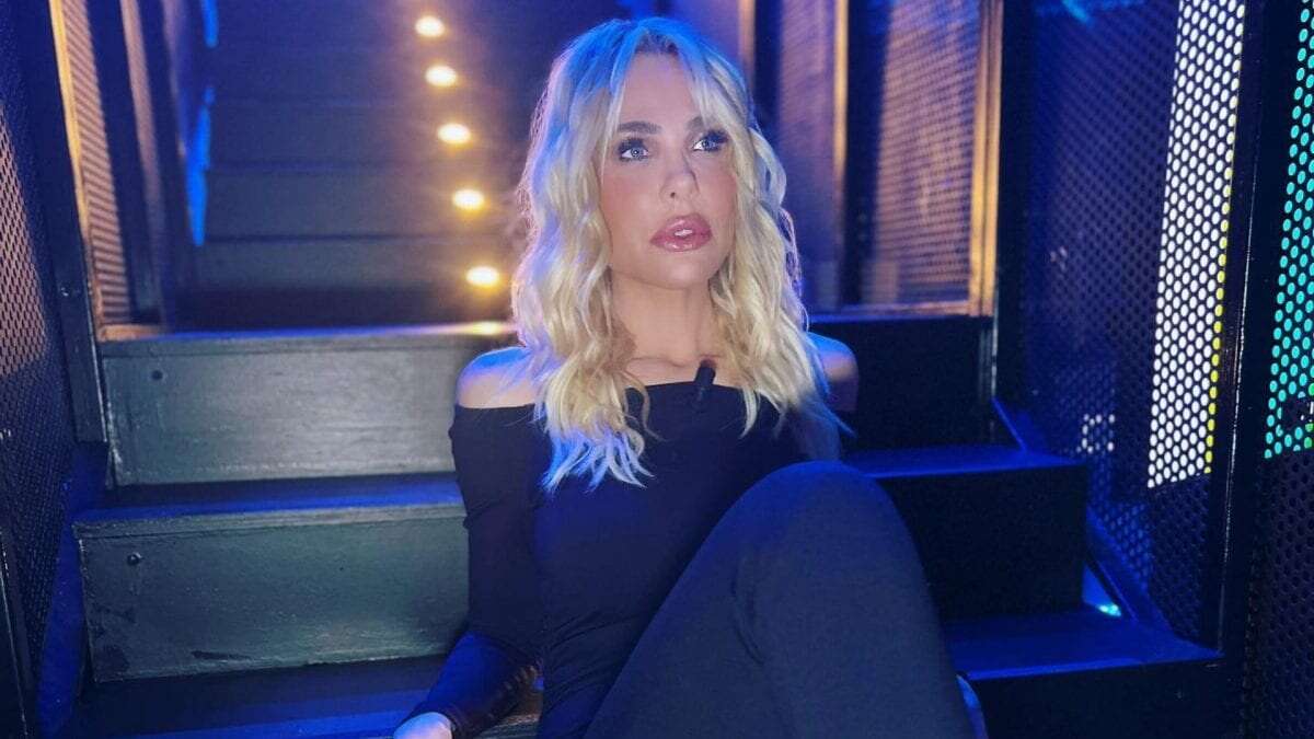 Ilary Blasi cambia look a L’isola dei famosi: stivali di cristalli e onde da sirena nella puntata 6