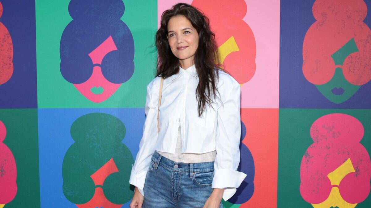 Katie Holmes è la regina dello stile casual: come essere chic in jeans e camicia